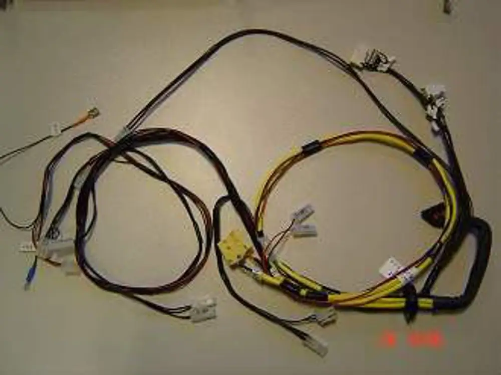 Kabelbaum mit verschiedenen Anschlusssteckern und Leitungen, typisch für elektrische Systeme, hergestellt von Remeha.